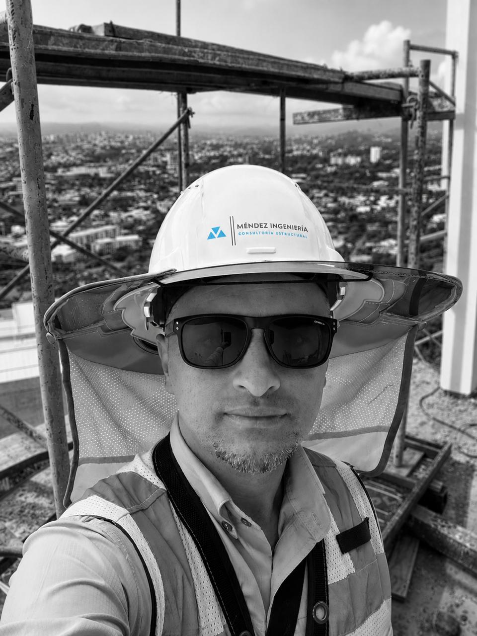 Ing. Eladio Méndez Avendaño realizando una inspección estructural en obra